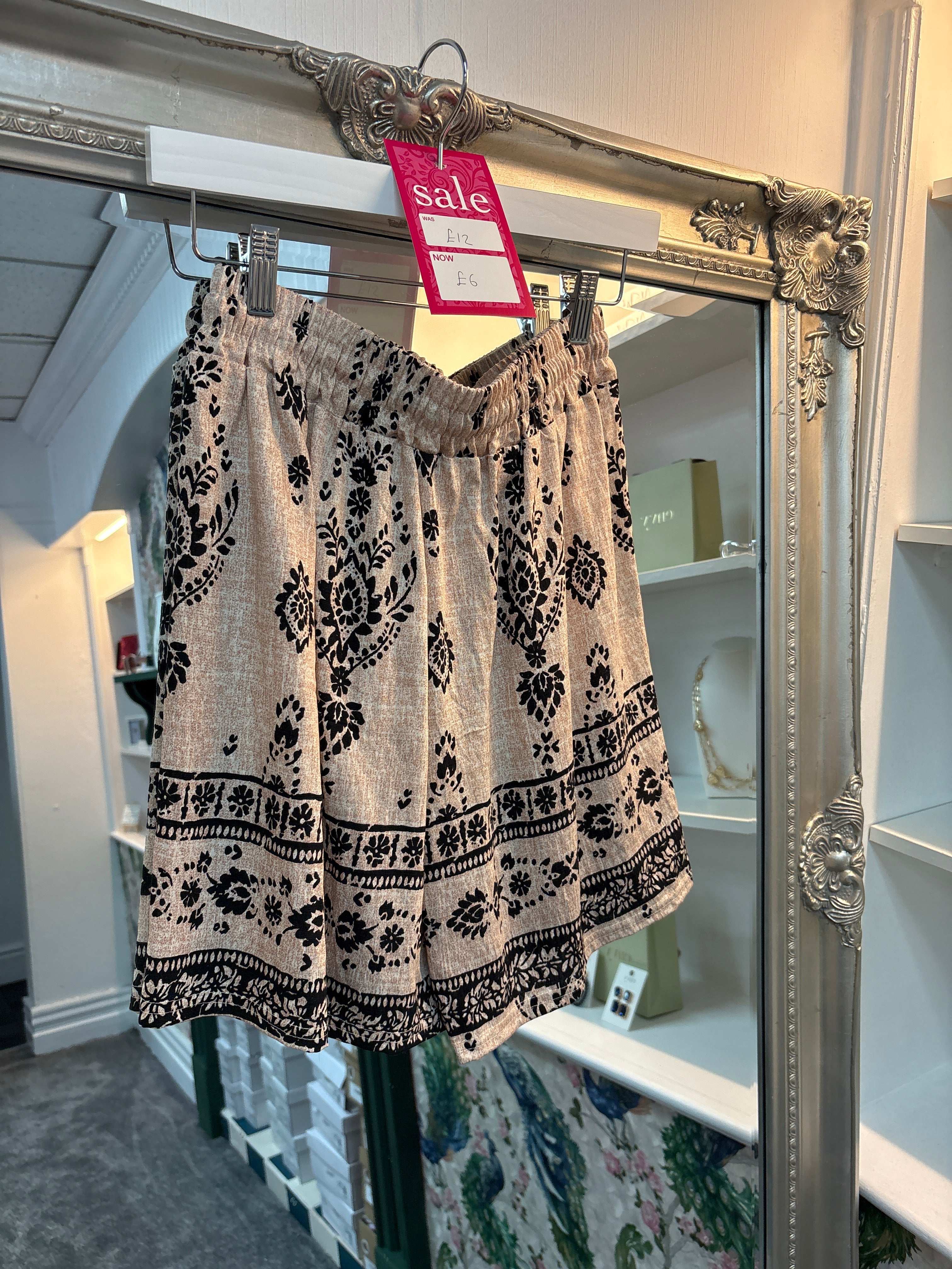 Beige Print Shorts – M/L & XL/XXL Sizes | Summer Casual Style