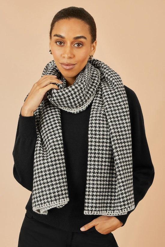 Yumi Black Dog Tooth Scarf With Stitch Detail - QHA UK