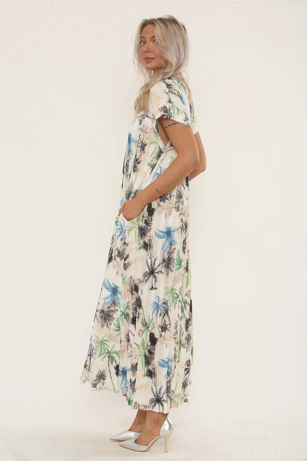 Leaf Print Pleated Maxi Dress – One Size Fits 8-16
