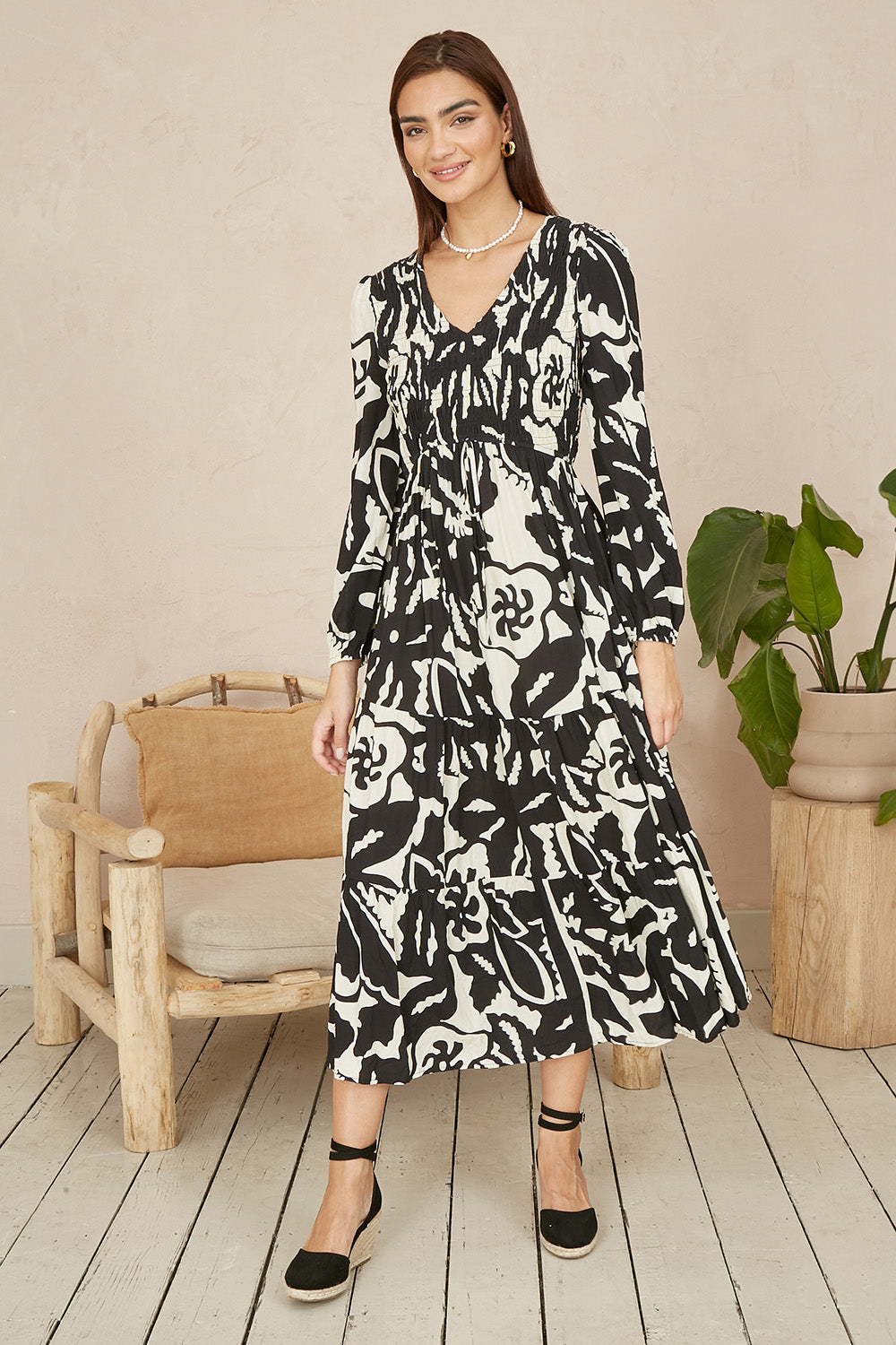 Yumi Black Abstract Print Ruched Midi Dress With Long Sleeves - QHA UK