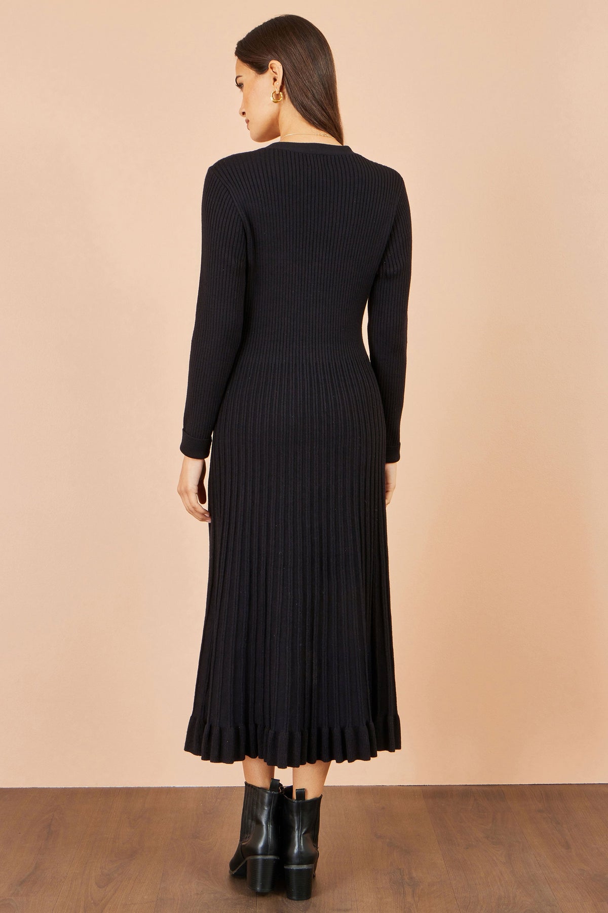 Yumi Women’s Black V-Neck Ribbed Knit Midi Dress