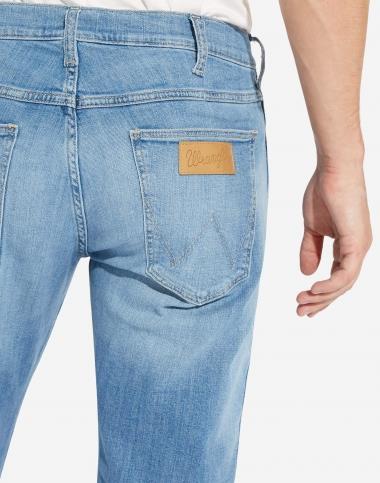 Wrangler Mens Greenboro Stretch Straight Leg An Upbeat Stonewash Blue Jeans (Sky)