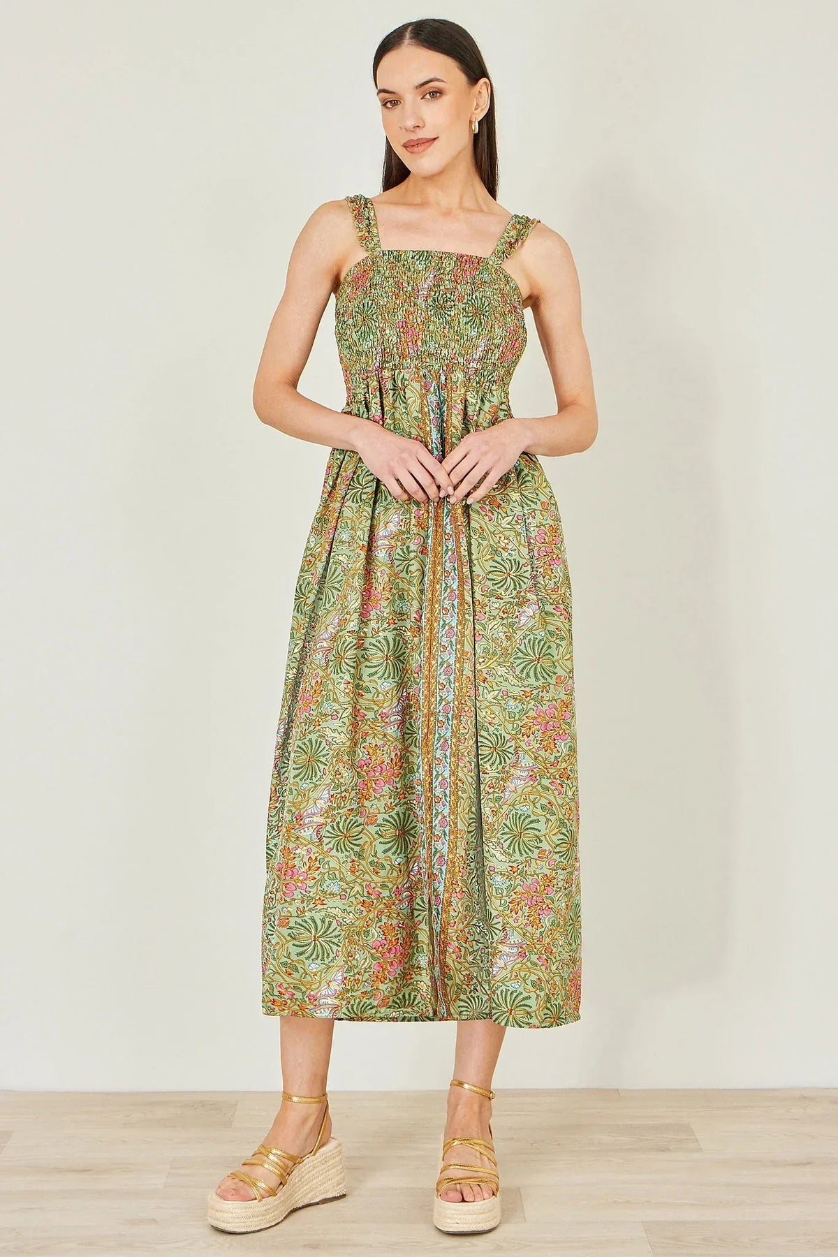 Yumi Women's Green Foil Palm Print Ruched Maxi Dress | Sizes 6–18 | QHA UK - Pattern Detail - QHA UK